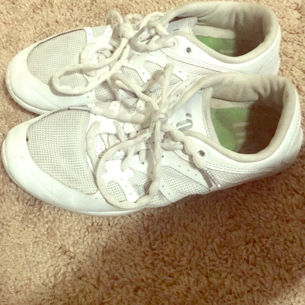 Cheerleading shoes